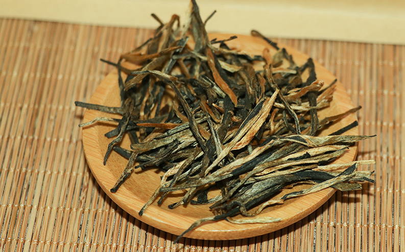 红茶是六大茶类之一，红茶属于全发酵茶，发酵程度在70-90%，红茶的制作工艺主要有采摘、萎调、揉捻、发酵、干燥等工序。按照制作工艺，红茶主要分为正山小种、工夫红茶和红碎茶三类。辨别红茶的品质可以在产品过程中分别从干茶、茶香、汤色、滋味、叶底等来综合辨别。总的来说，红茶是不错的茶类，常喝对身体的好处很多，特别女性朋友适合喝红茶。