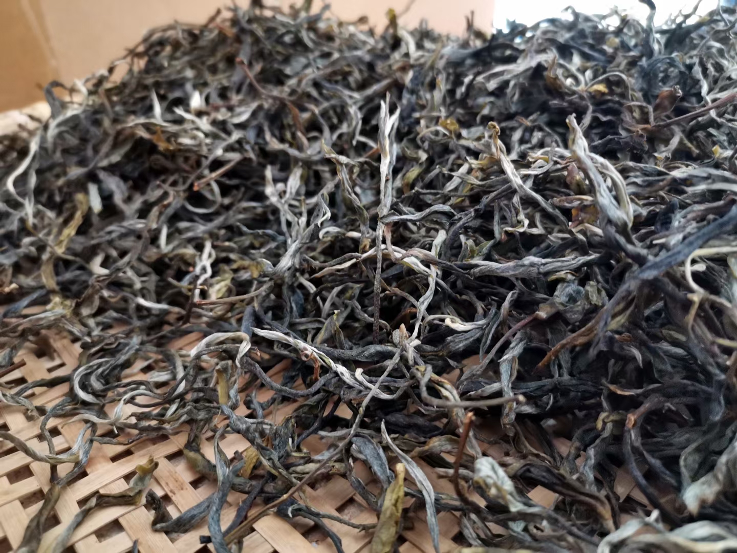 易武茶区普洱茶是标准的大叶种茶，具有条索黑亮、较长、泡条，汤色金黄，苦涩较轻、香气较好，汤中带甜，汤质较滑厚、回甘较好、陈化较快等特点。易武茶很受人欢迎，主要源于优质的地理位置，良好的茶树品种，易武茶区出好茶，又分为七村八寨，每个村寨的普洱茶格局特点。